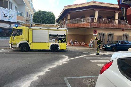 Una avería en el motor de un vehículo deja un reguero de aceite por varias calles de Los Llanos de Telde/TA.
